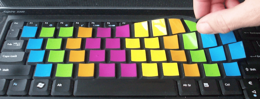 SkinnyTypehelp Modell Compact auf einer Tastatur lässt sich leicht mit zwei Fingern entfernen