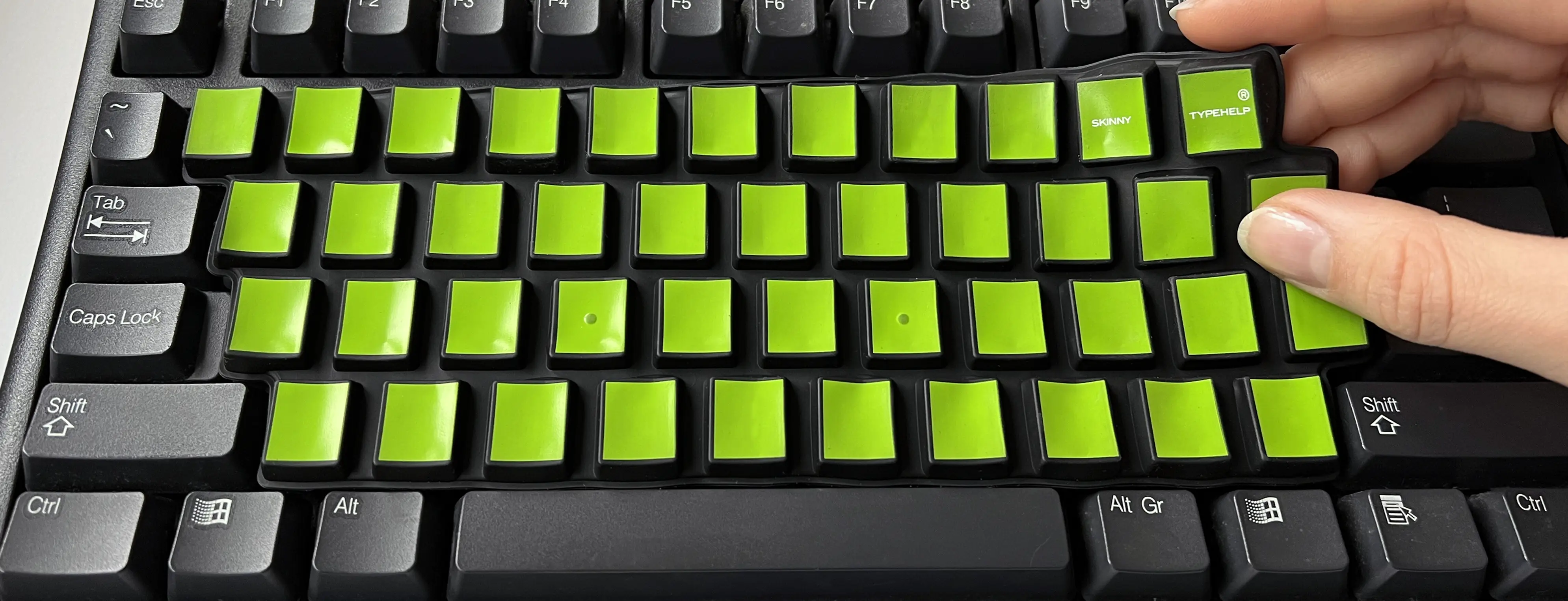 SkinnyTypehelp Modell DesktopPC Ein Modell auf einer separaten Tastatur lässt sich leicht mit zwei Fingern entfernen