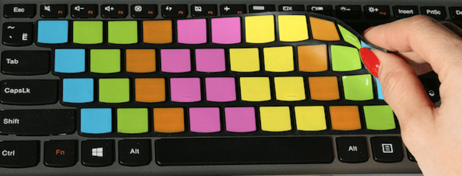 SkinnyTypehelp Modell Nova auf einer Lenovo Tastatur lässt sich leicht mit zwei Fingern entfernen