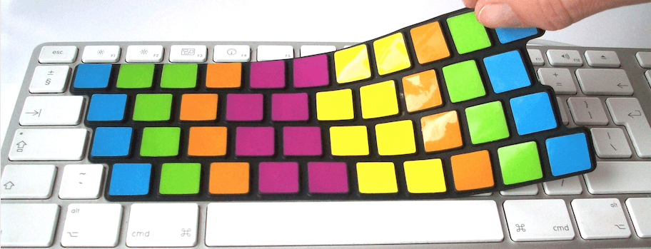 SkinnyTypehelp Modell Ultraslim auf einer Tastatur lässt sich leicht mit zwei Fingern entfernen